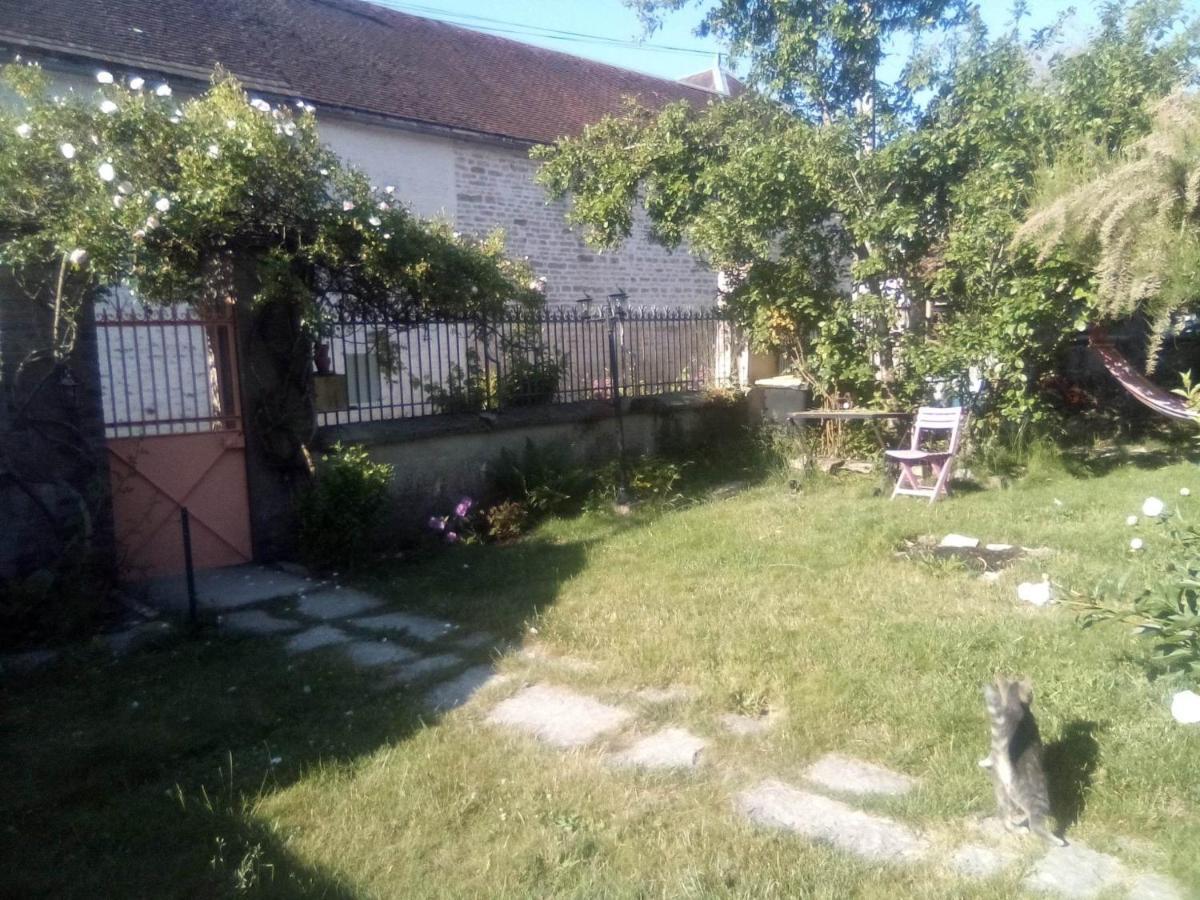 La Grille Fleurie, Chambres D'Hote Chez L'Habitant Arthonnay Esterno foto