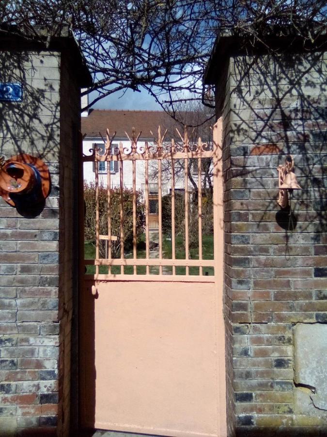 La Grille Fleurie, Chambres D'Hote Chez L'Habitant Arthonnay Esterno foto