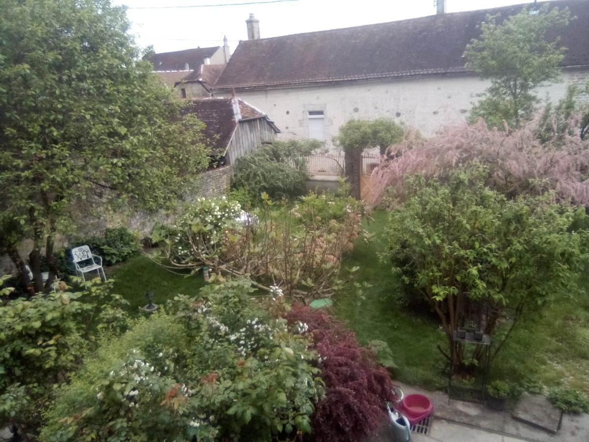 La Grille Fleurie, Chambres D'Hote Chez L'Habitant Arthonnay Esterno foto