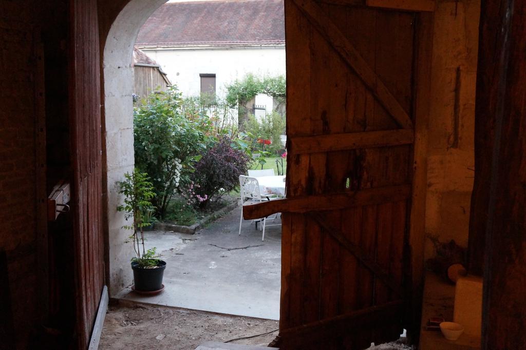 La Grille Fleurie, Chambres D'Hote Chez L'Habitant Arthonnay Esterno foto
